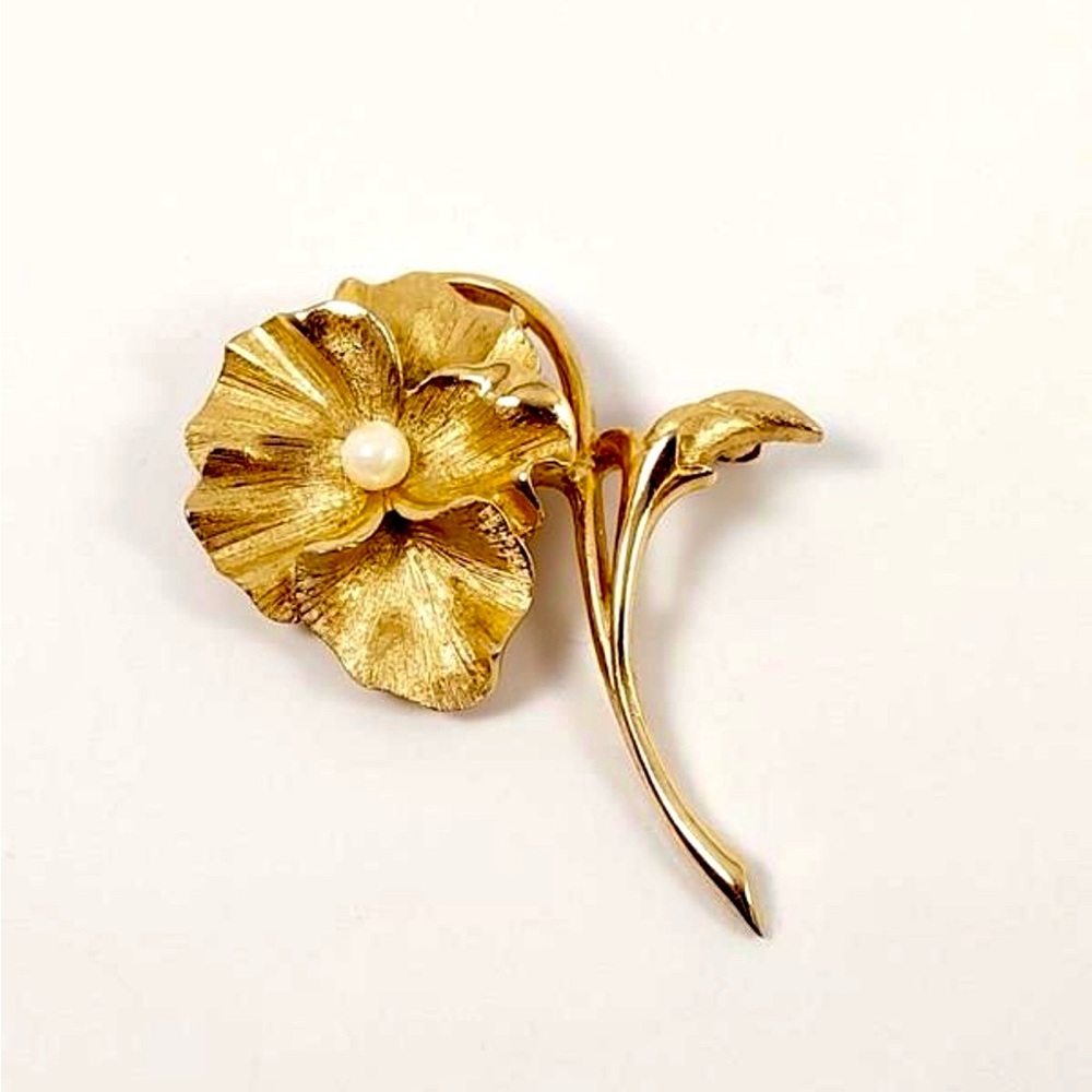 Pansy - Vintage Marcel Boucher Gold Plated Cultured Pearl Flower Brooch. #8376P